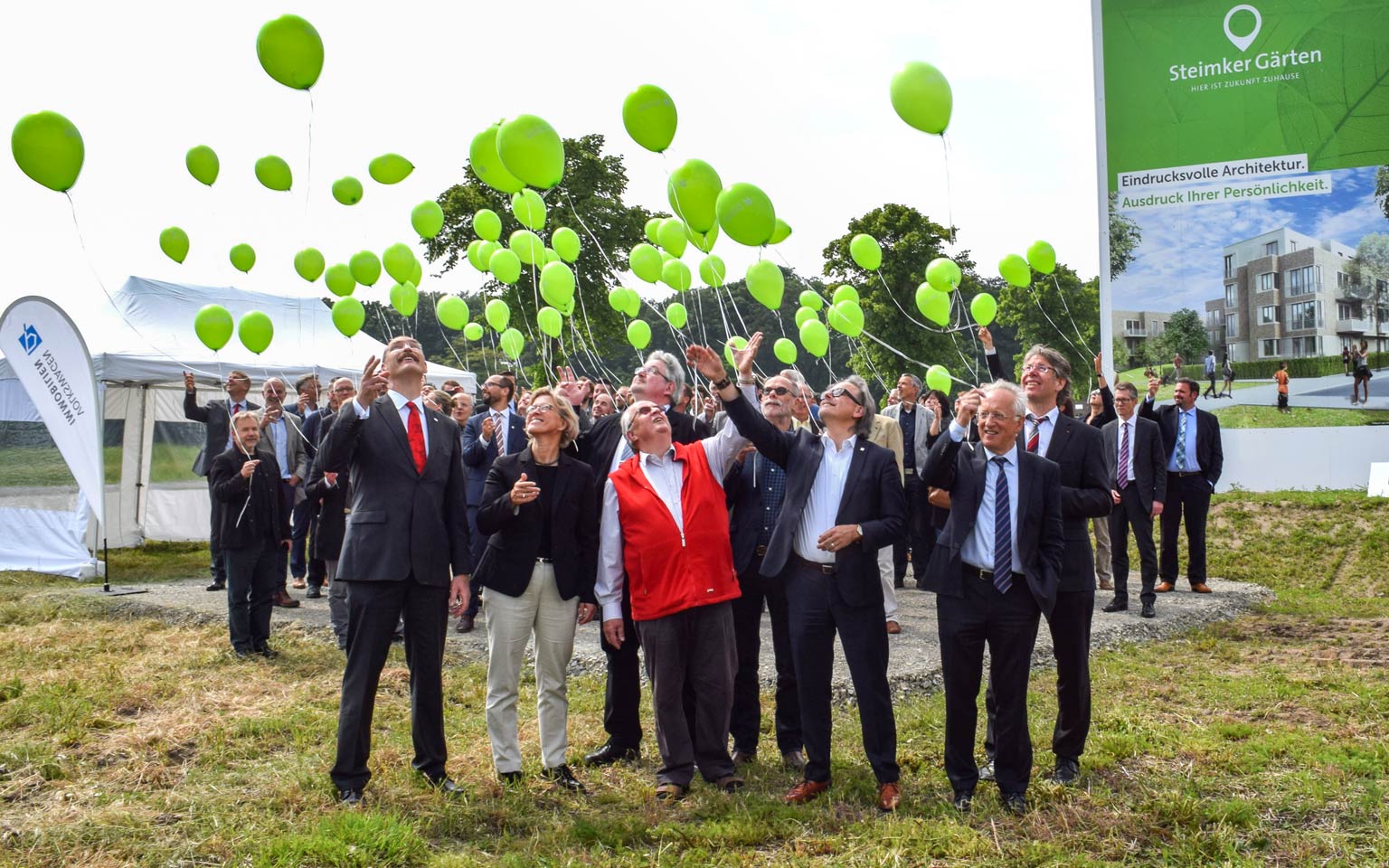Gruppenbild Baggerstich mit Luftballons - Hero