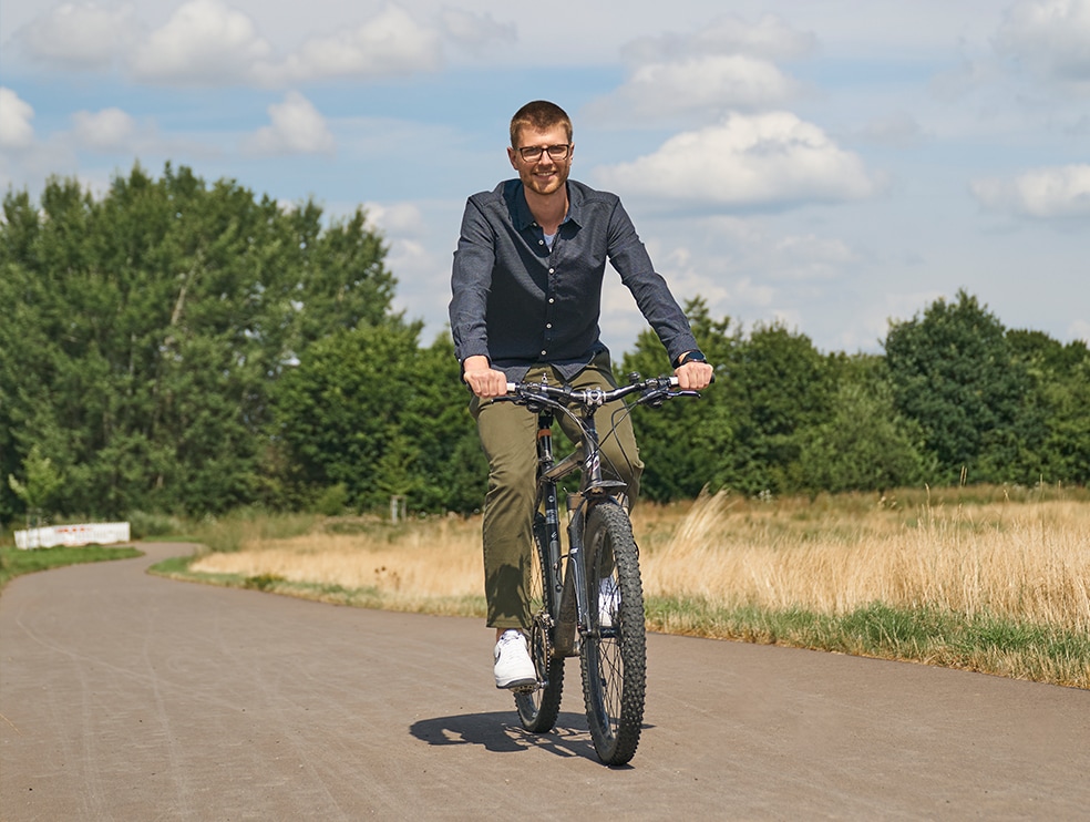 Mann fährt auf einem Fahrrad