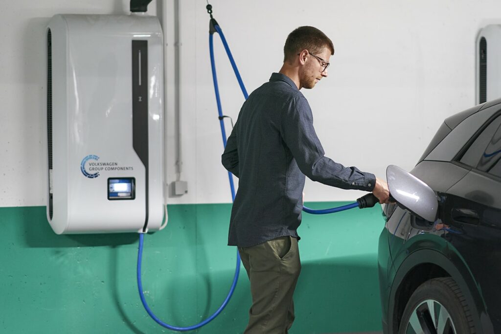 Alles bereit für E-Mobilität: In der Tiefgarage beginnt Hannes Mechler mit dem Laden.