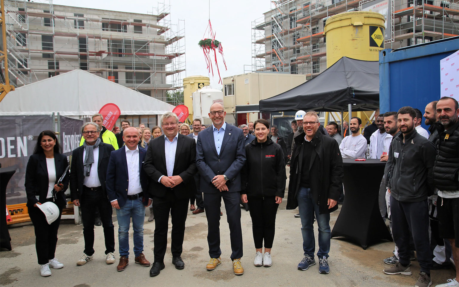 Der Vorstand beim Richtfest.
