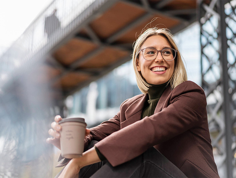 Frau mit Kaffeebecher