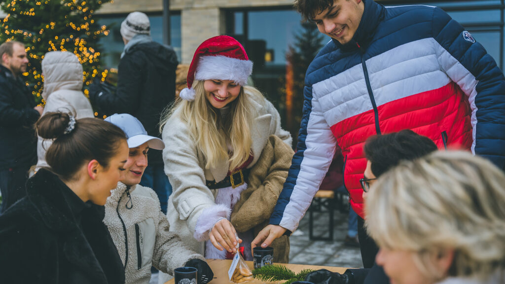 Gruppe von Besuchern auf dem Weihnachtsmarkt in den Steimker Gärten
