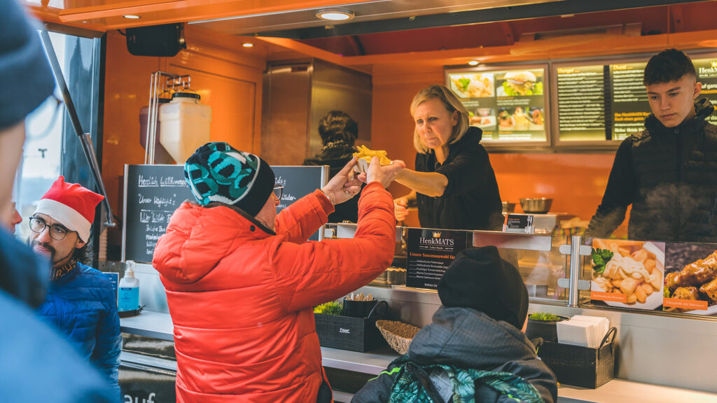 Delikatessenstand am Weihnachtsmarkt in den Steimker Gärten