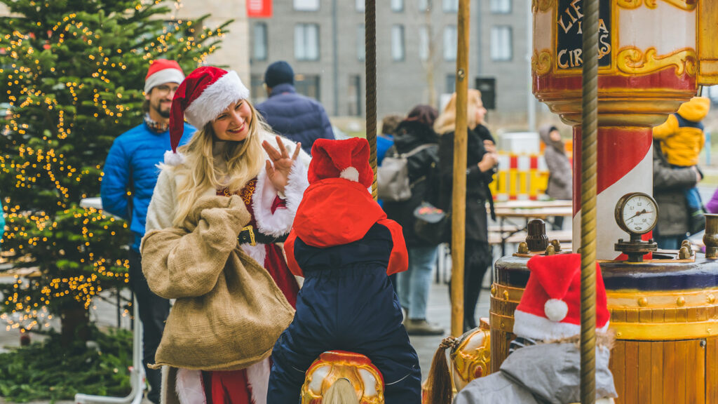 Ein Kinderkarusell in den Steimker Gärten