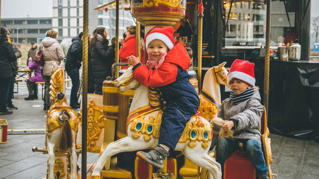 Ein Kinderkarusell in den Steimker Gärten