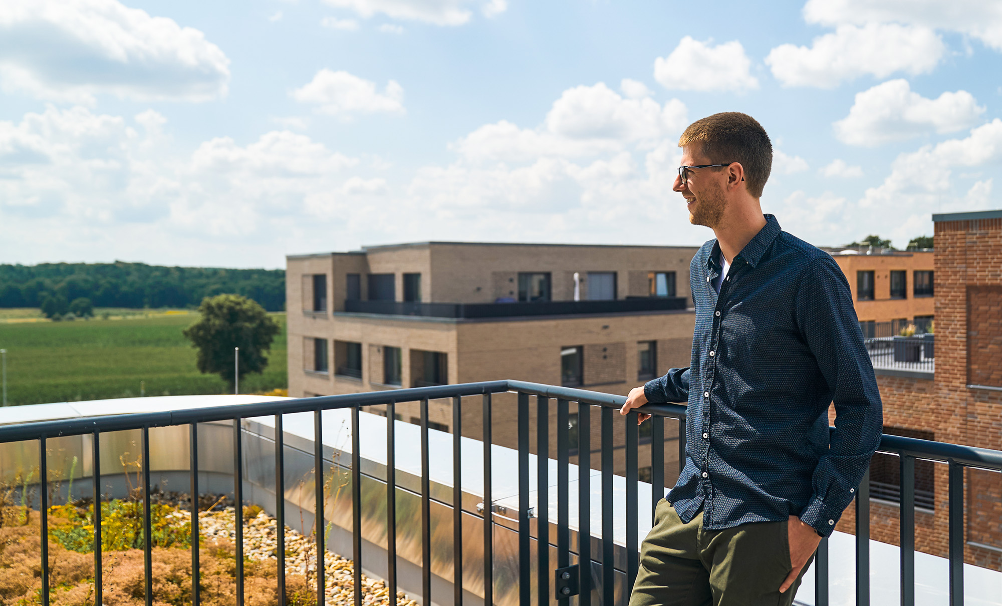 Hannes Mechler auf einem Balkon