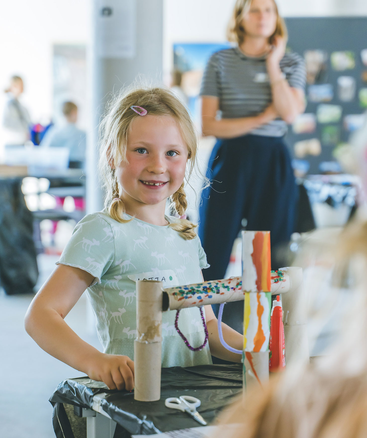 Workshop Kletterspielplatz. Ein Mädchen baut ein Modell für ein Klettergerüst.