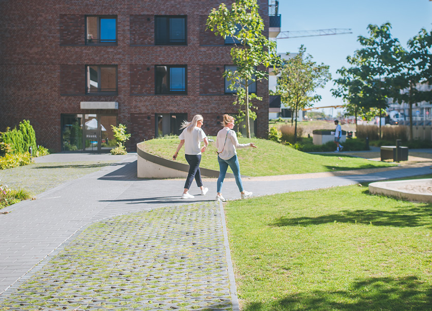 Nina und Henriette zu Fuss unterwegs in den Steimker Gärten