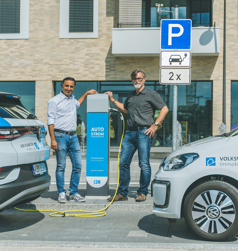 Frank Petershagen und Kollege vor Ladestation