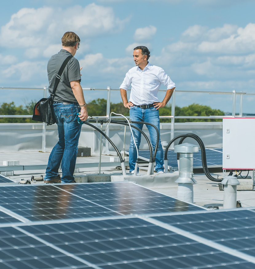 Frank Petershagen auf Dach mit Solarzellen