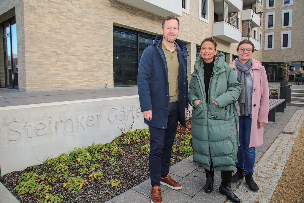 Claudia Nanau (Mitte) vor ihrem künftigen Ladengeschäft „Hej Skat“ am Quartiersplatz in den Steimker Gärten
