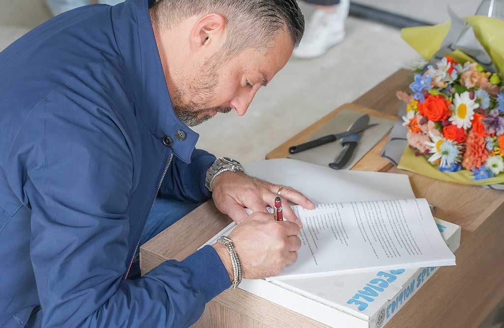 Daniele Ceccarelli unterzeichnet den Mietvertrag