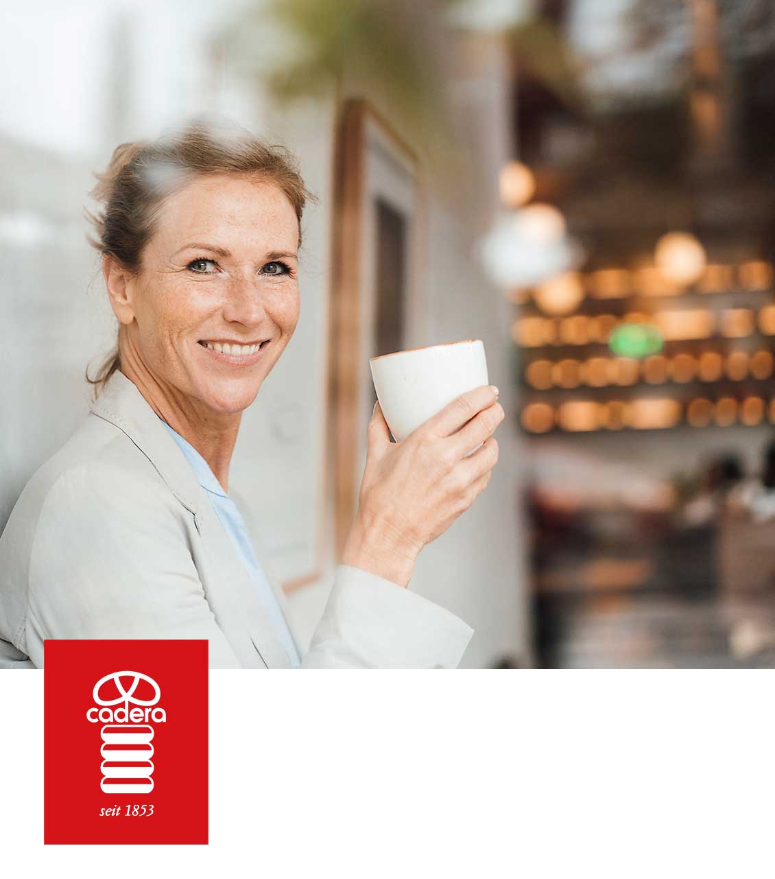 Eine Frau trinkt Kaffee