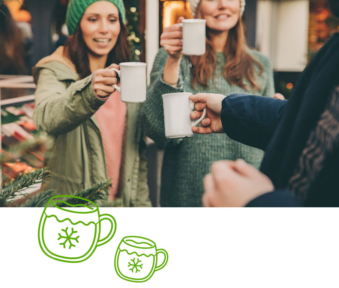 Freunde trinken Glühwein