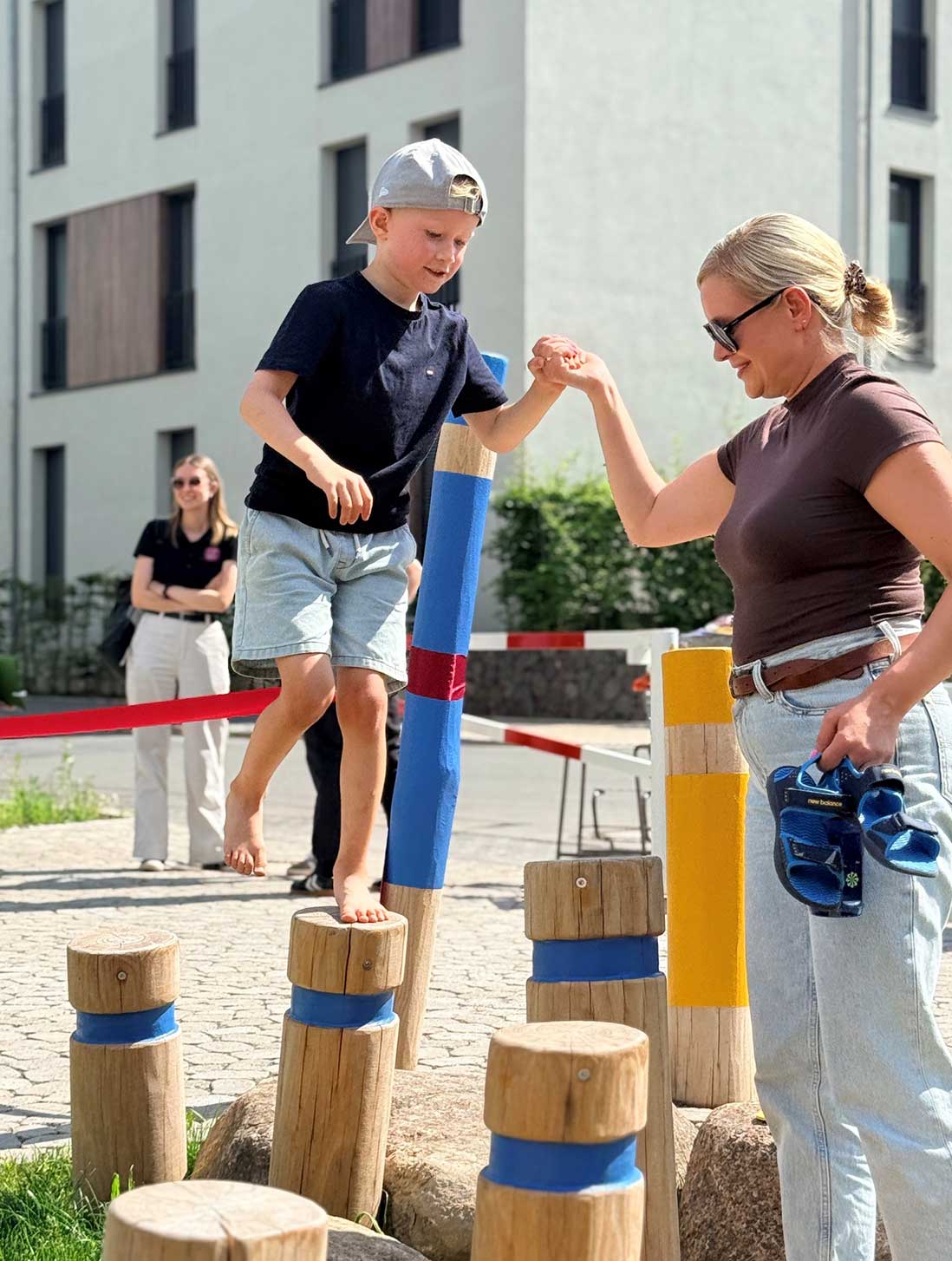 Mutter und Kind auf dem Kletterspielplatz